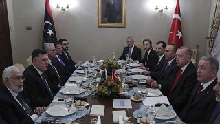 لقاء سابق بين الرئيس التركي إردوغان ورئيس حكومة الوفاق فايز السراج