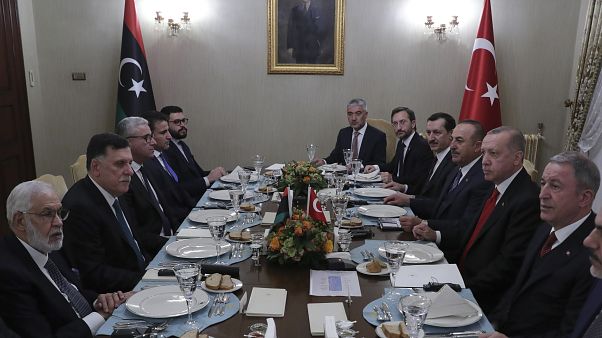 لقاء سابق بين الرئيس التركي إردوغان ورئيس حكومة الوفاق فايز السراج لقاء سابق بين الرئيس التركي إردوغان ورئيس حكومة الوفاق فايز السراج