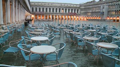 Venedik'te su seviyesinin artması Noel'i bekleyen esnafı vurdu