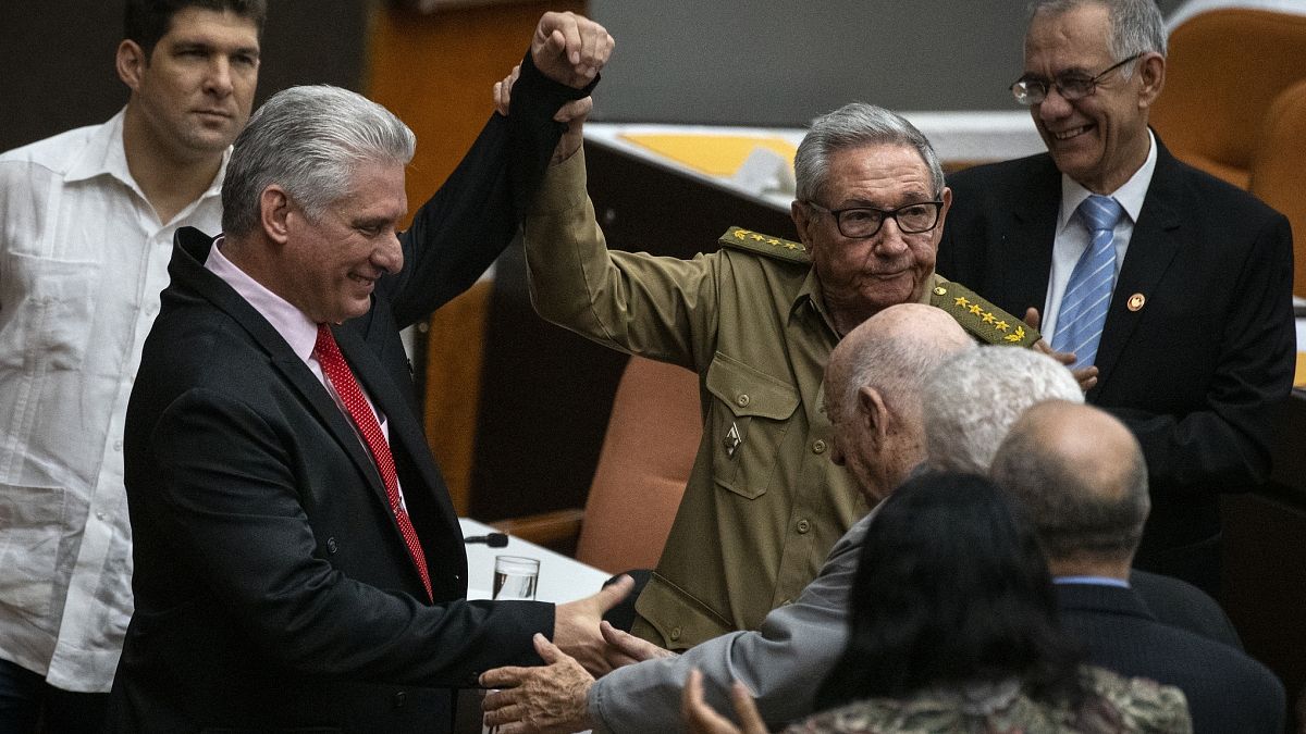 مانويل ماريرو وسط أعضاء الجمعية الوطنية في كوبا 