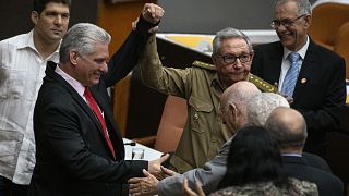 مانويل ماريرو وسط أعضاء الجمعية الوطنية في كوبا