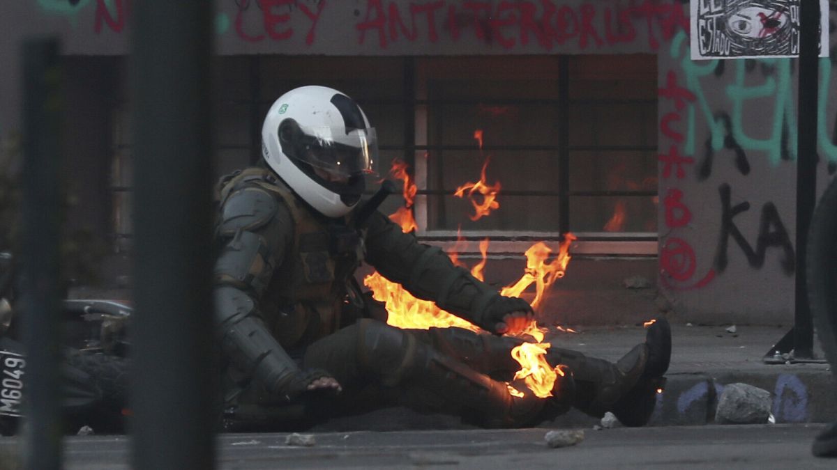 العثور على جثتين متفحمتين في محل تجاري أحرق في تشيلي خلال المظاهرات