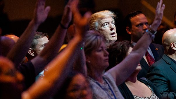 Donald Trump, Las Vegas şehrindeki bir kilisede düzenlenen ayine katılırken Donald Trump, Las Vegas şehrindeki bir kilisede düzenlenen ayine katılırken