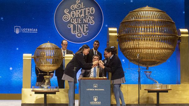 الإعلان عن جائزة يانصيب "السمينة" في مدريد الإعلان عن جائزة يانصيب "السمينة" في مدريد