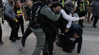 Confrontos durante protestos em defesa da minoria uigur em Hong Kong