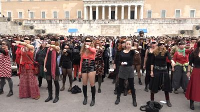 Feminista performansz a görög parlament előtt