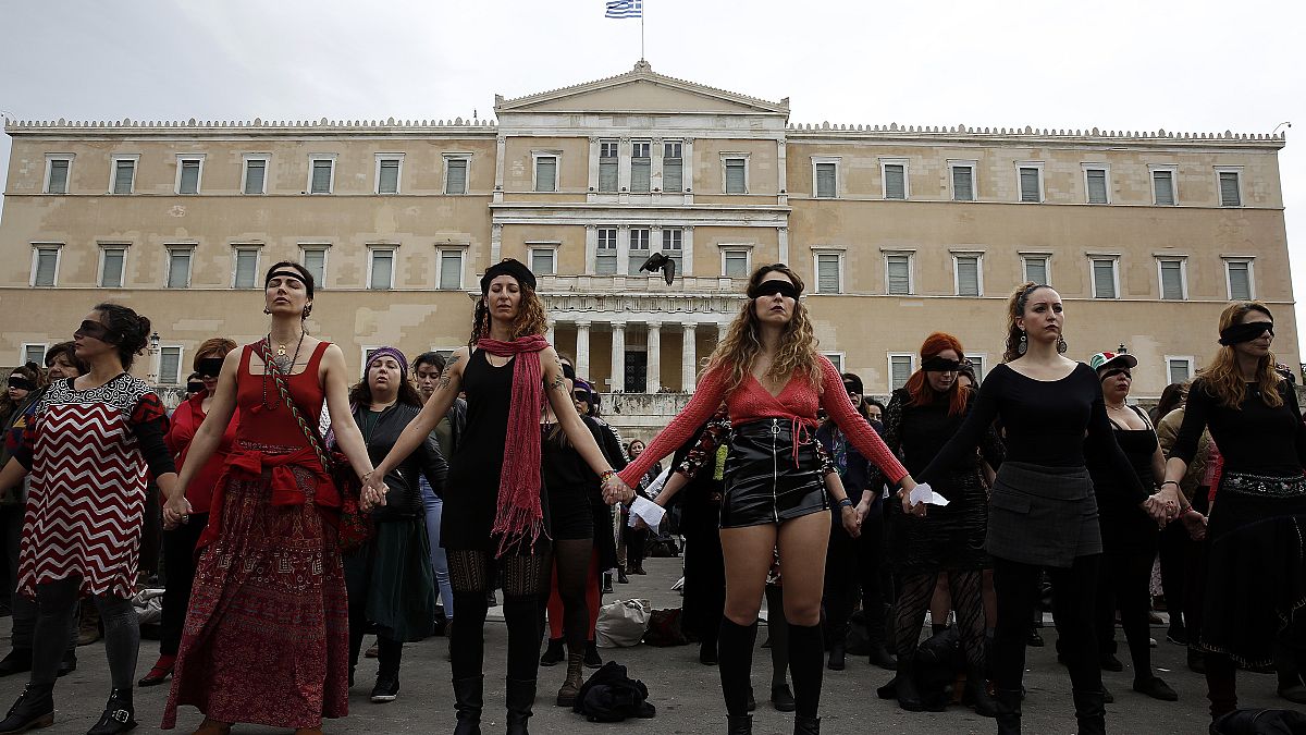 El himno viral "Un violador en tu camino" de Las Tesis resuena frente al Parlamento en Grecia 