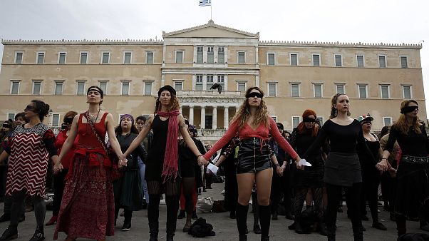 «Ο βιαστής είσαι εσύ» - Πλήθος γυναικών στο Σύνταγμα «Ο βιαστής είσαι εσύ» - Πλήθος γυναικών στο Σύνταγμα