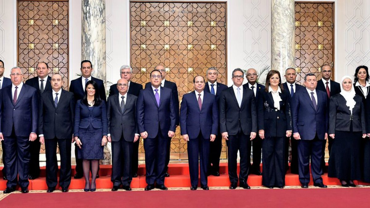 أعضاء الحكومة المصرية بصحبة الرئيس عبد الفتاح السيسي