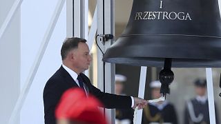 Президент Польши Анджей Дуда бьёт в Колокол памяти в Варшаве 1 сентября 2019