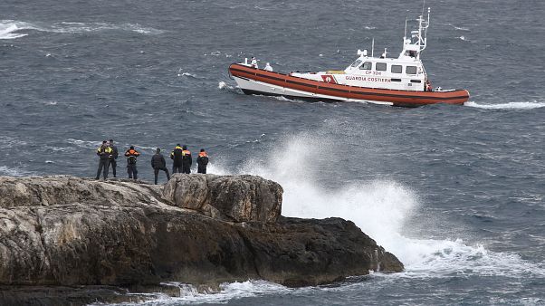 Un guardacostas italiano en las cercanías de la isla de Lampedusa Un guardacostas italiano en las cercanías de la isla de Lampedusa