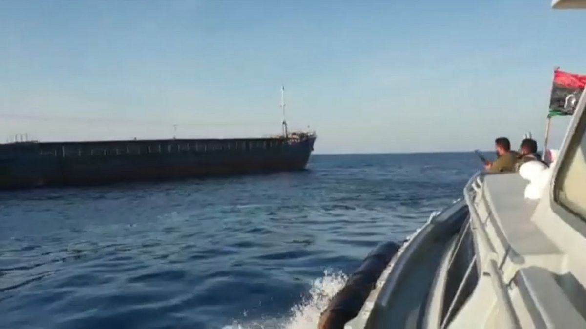 شاهد: الجيش الوطني الليبي يحتجز سفينة وأفراد طاقمها الأتراك
