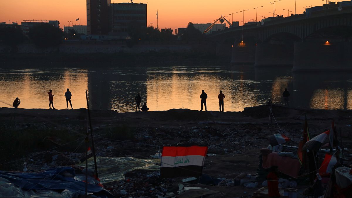 "شاطىء التحرير" في وسط بغداد.. متنفس "الثورة" على ضفّة دجلة