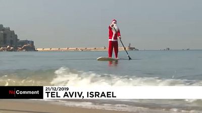 Le Père Noël se met au paddle à Tel-Aviv