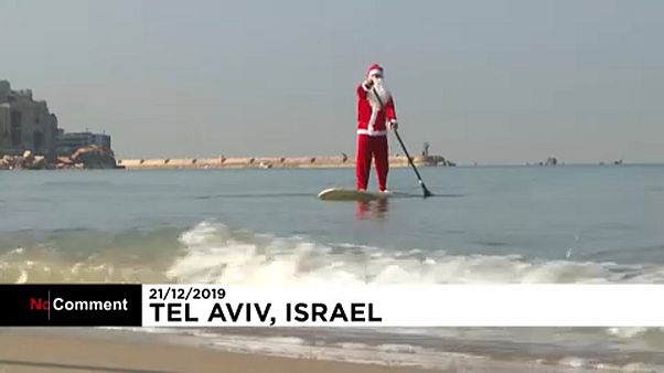 Le Père Noël se met au paddle à Tel-Aviv Le Père Noël se met au paddle à Tel-Aviv