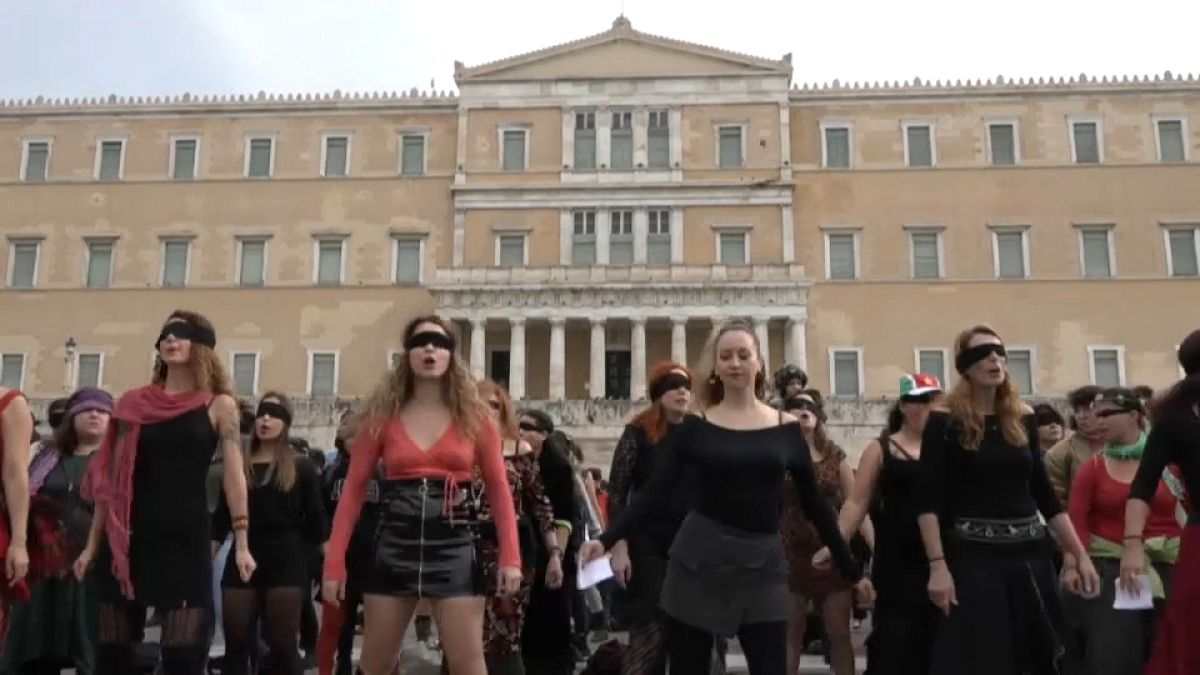 "Ты — насильник!" Греческие феминистки назвали виновных в дискриминации и насилии