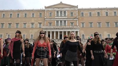 Die virale Hymne aus Chile in Athen: "Der Vergewaltiger bist Du"