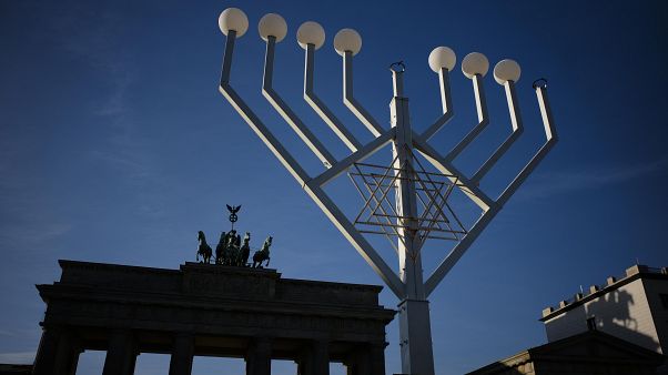Hanukka Menora vor dem Brandenburger Tor, Berlin, Dezember 2019 Hanukka Menora vor dem Brandenburger Tor, Berlin, Dezember 2019