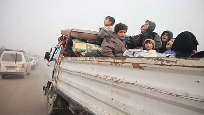 Siria: bombe su Idlib, centinaia in fuga