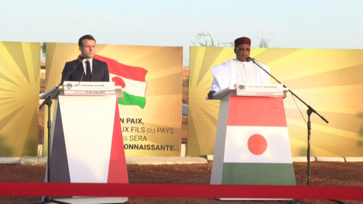 Macron in Niger: "Momento critico, uscire dall'ambiguità"