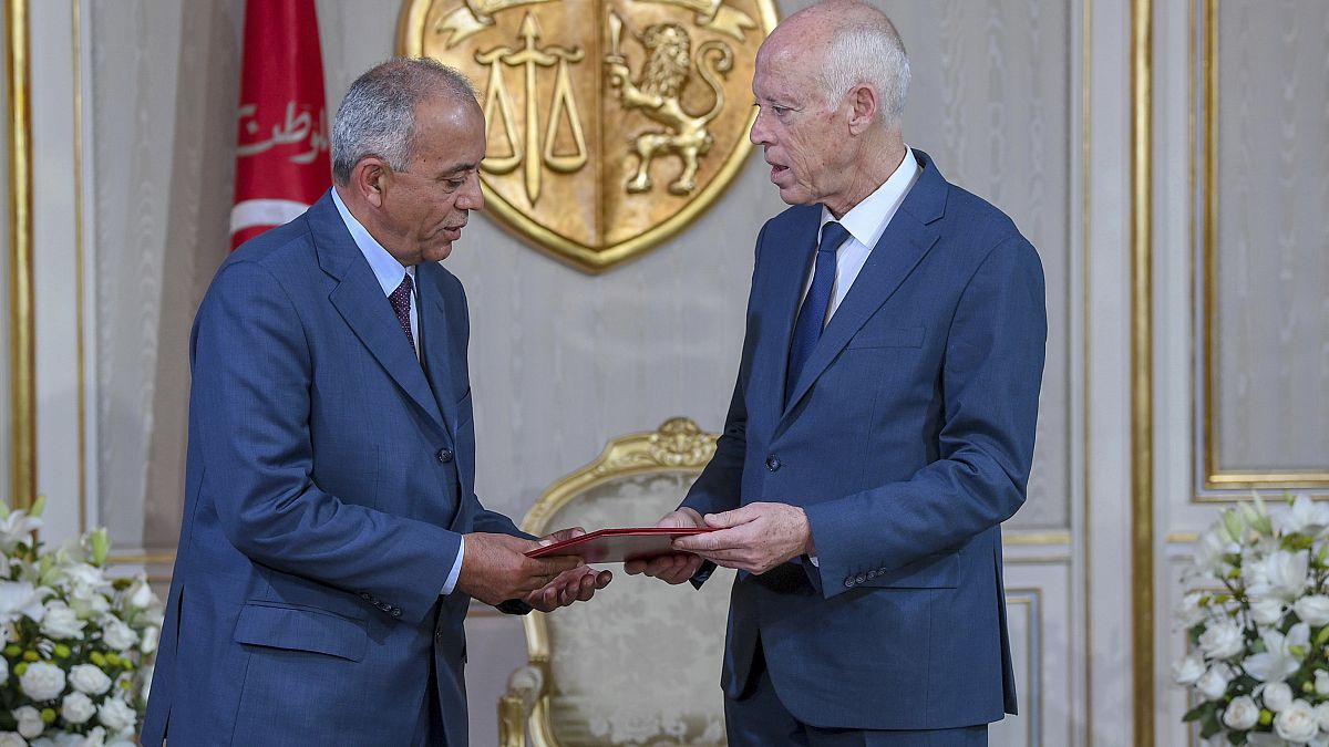 Tunus Cumhurbaşkanı Kays Said (sağ) ve hükümeti kurmakla görevlendirilen Habib el-Cemli 
