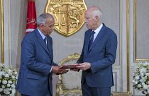 Tunus Cumhurbaşkanı Kays Said (sağ) ve hükümeti kurmakla görevlendirilen Habib el-Cemli
