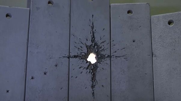 Banksy: Krippe mit Einschuss Banksy: Krippe mit Einschuss