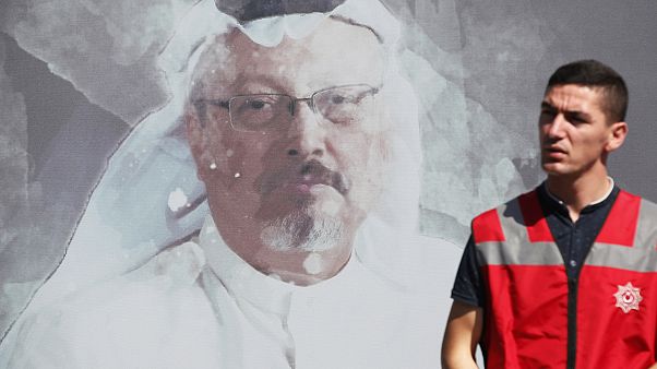 شرطي تركي أمام صورة للصحافي القتيل جمال خاشقجي في إسطنبول (صورة من الأرشيف) شرطي تركي أمام صورة للصحافي القتيل جمال خاشقجي في إسطنبول (صورة من الأرشيف)