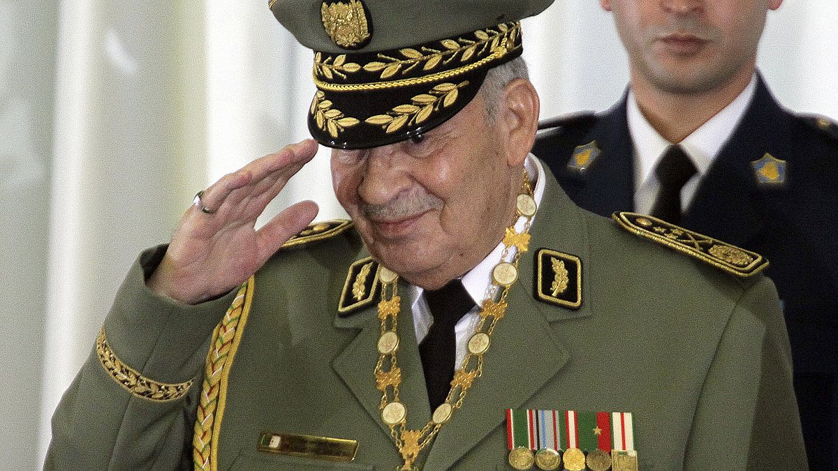 شاهد: ماذا قال الجزائريون عن قايد صالح بعد وفاته؟ 