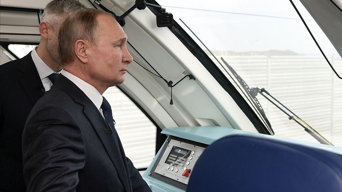 ولادیمیر پوتین، رئیس‌جمهور روسیه، دوشنبه، ۲۳ دسامبر ۲۰۱۹، سوار بر قطار از روی پلی که روسیه و شبه جزیره کریمه را در تامان، روسیه وصل می‌کند، می‌گذرد.