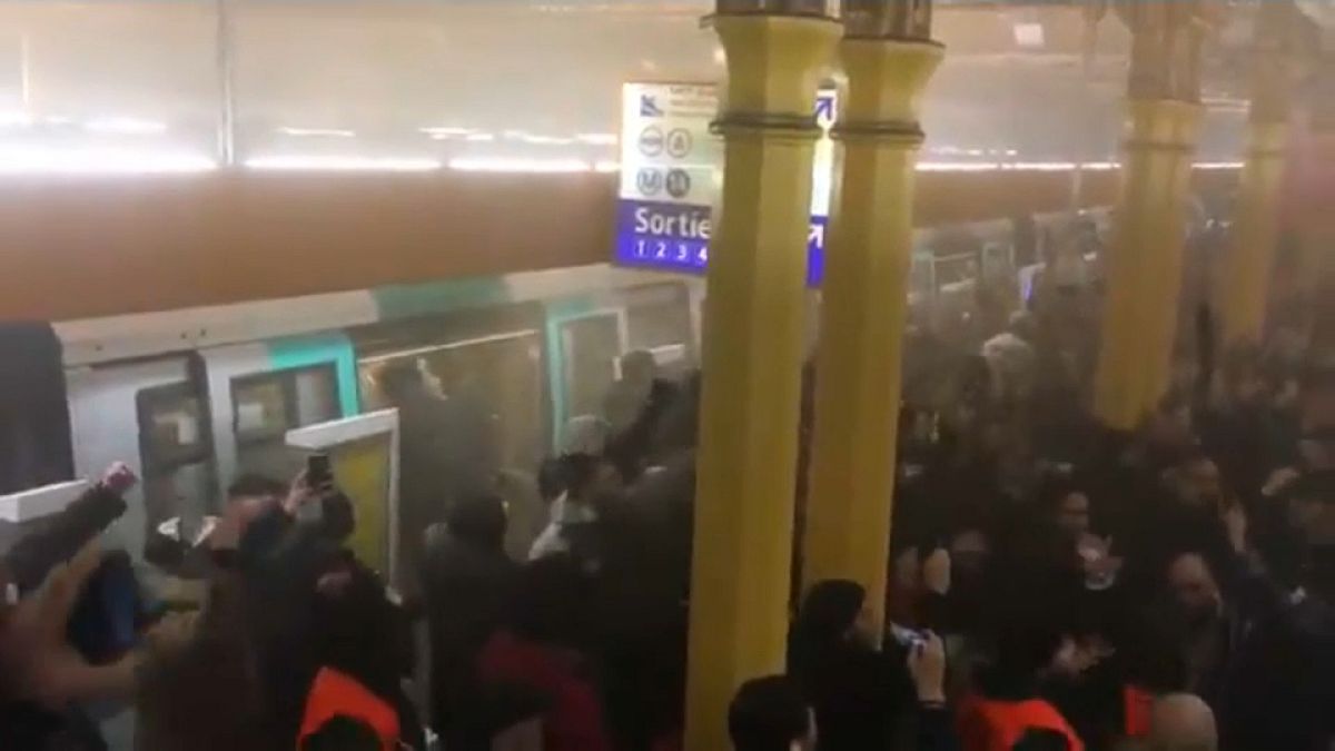 Streik an Weihnachten: Protestierende stürmen Metro und Bahngleise
