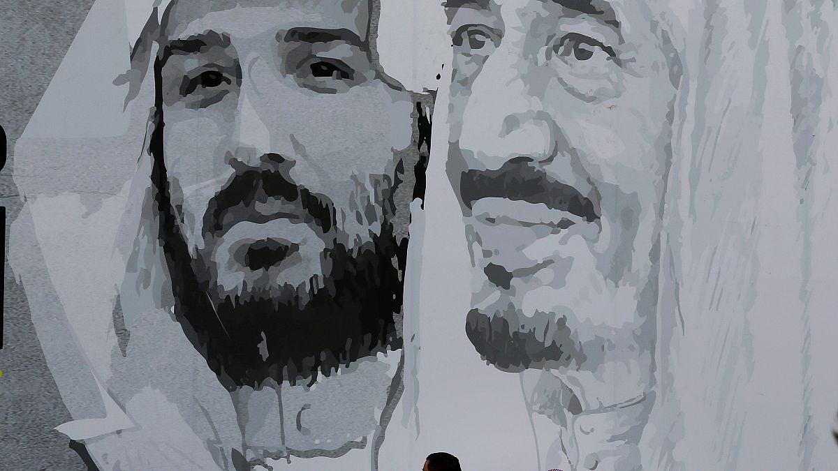 جدارية يظهر عليها رسم العاهل السعودي وابنه محمد بن سلمان في الرياض 