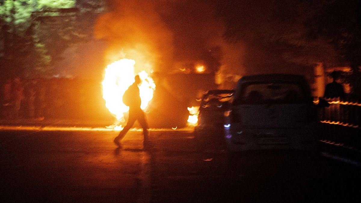 إحراق سيارة دبلوماسي تركي في اليونان وسط توتر بين أثينا وأنقرة