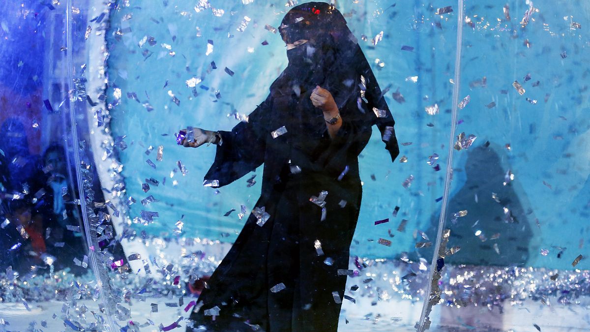  فتاة ترقص في مهرجان الدرعية، المملكة العربية السعودية، 13 ديسمبر 2019. 