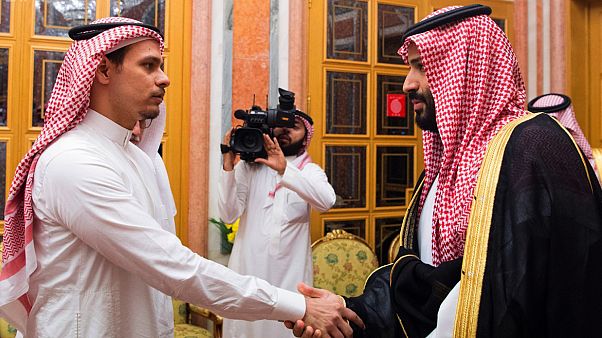 ولي العهد السعودي محمد بن سلمان يصافح نجل جمال خاشقجي 23 أكتوبر 2018 ولي العهد السعودي محمد بن سلمان يصافح نجل جمال خاشقجي 23 أكتوبر 2018