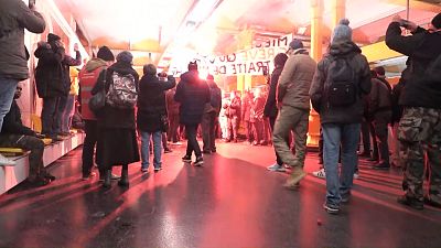 Varios huelguistas encienden bengalas en el metro de París