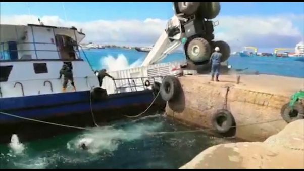 Marée noire aux Galapagos après le chavirage d'une barge Marée noire aux Galapagos après le chavirage d'une barge