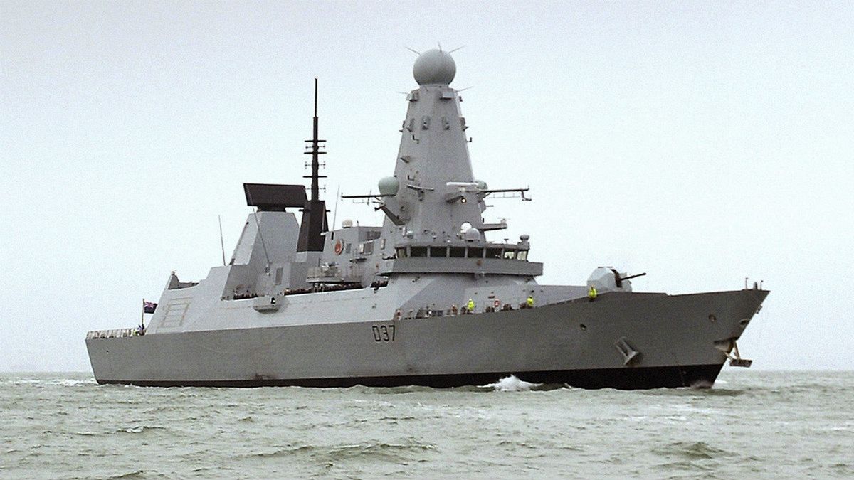  ناو بریتانیا مواد مخدر به ارزش ۴ میلیون دلار را در خلیج عمان توقیف کرد