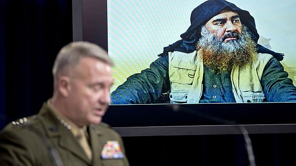 أبو بكر البغدادي على شاشة عرض قائد القيادة الوسطى الأمريكية مارين جنرال- أرشيف أ ب أبو بكر البغدادي على شاشة عرض قائد القيادة الوسطى الأمريكية مارين جنرال- أرشيف أ ب