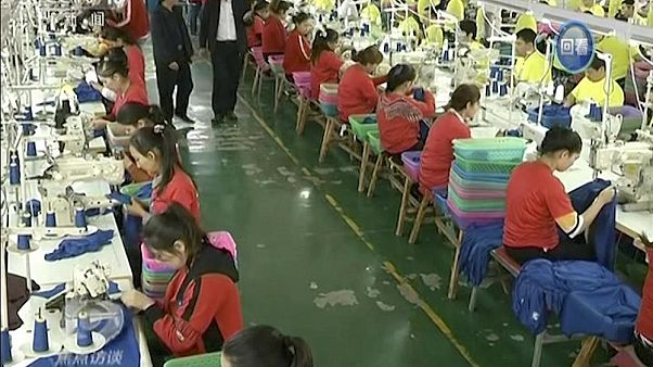 Doğu Türkistan'ın Hoten kentindeki bir 'eğitim merkezinde' tutulan Müslümanlar, tekstil fabrikasında çalışırken Doğu Türkistan'ın Hoten kentindeki bir 'eğitim merkezinde' tutulan Müslümanlar, tekstil fabrikasında çalışırken