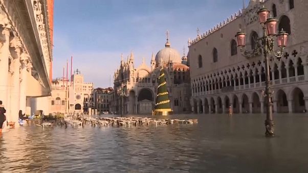 خسارت یک میلیارد یورویی؛ سیل دوباره ونیز ایتالیا را فرا گرفت خسارت یک میلیارد یورویی؛ سیل دوباره ونیز ایتالیا را فرا گرفت