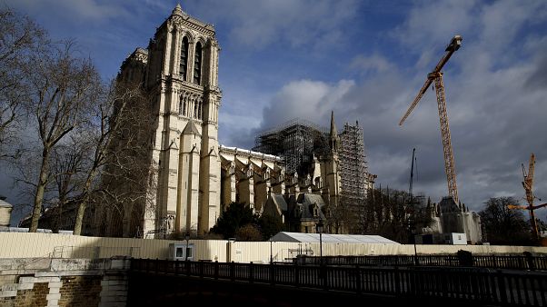 Çatısı yanan Notre Dame'da Napolyon döneminden bu yana ilk kez Noel ayini düzenlenmiyor Çatısı yanan Notre Dame'da Napolyon döneminden bu yana ilk kez Noel ayini düzenlenmiyor