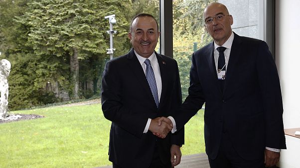 Ο υπουργός Εξωτερικών της Ελλάδας Νίκος Δένδιας ανταλλάσσει χειραψία με τον Τούρκο ομόλογό του Μεβλούτ Τσαβούσογλου στο περιθώριο του Παγκόσμιου Οικονομικού Φόρουμ Ο υπουργός Εξωτερικών της Ελλάδας Νίκος Δένδιας ανταλλάσσει χειραψία με τον Τούρκο ομόλογό του Μεβλούτ Τσαβούσογλου στο περιθώριο του Παγκόσμιου Οικονομικού Φόρουμ