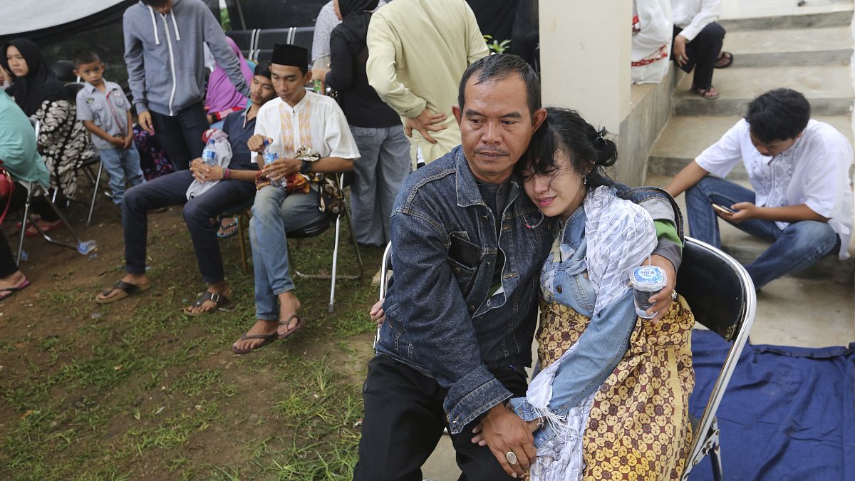Endonezya'da yolcu otobüsü nehre yuvarlandı: En 25 kişi hayatını kaybetti