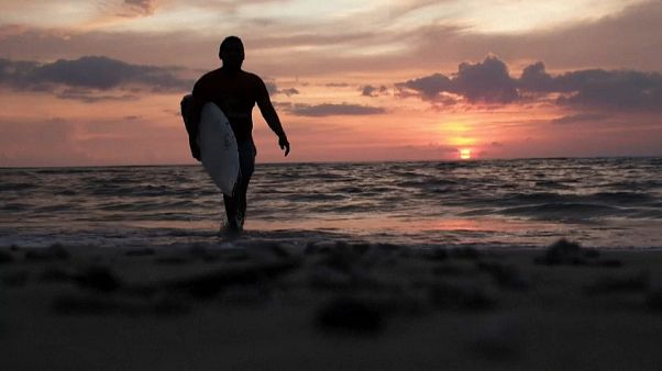 Indonésie : surfer son bourreau, comme une thérapie, 15 ans après le tsunami Indonésie : surfer son bourreau, comme une thérapie, 15 ans après le tsunami