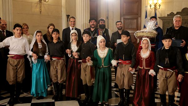 Το πρωθυπουργικό ζεύγος και η κόρη τους, ακούν τα χριστουγεννιάτικα κάλαντα από τους Σύλλογους Ασιγωνιωτών «Παύλος Γύπαρης» και Ένωση Κρητών «Άγιος Ανδρέας Κρήτης» Το πρωθυπουργικό ζεύγος και η κόρη τους, ακούν τα χριστουγεννιάτικα κάλαντα από τους Σύλλογους Ασιγωνιωτών «Παύλος Γύπαρης» και Ένωση Κρητών «Άγιος Ανδρέας Κρήτης»