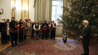 Ο Πρόεδρος της Δημοκρατίας Προκόπης Παυλόπουλος ακούει τα χριστουγεννιάτικα κάλαντα από μέλη Συλλόγου στο Προεδρικό Μέγαρο