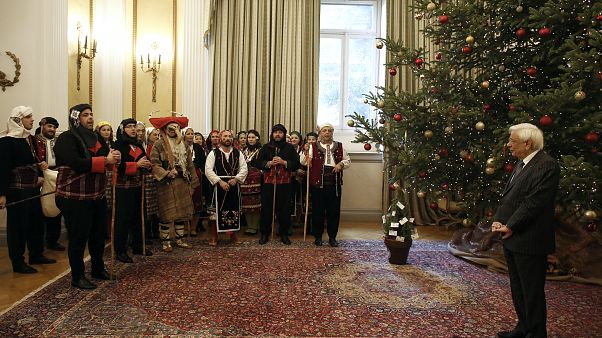 Ο Πρόεδρος της Δημοκρατίας Προκόπης Παυλόπουλος ακούει τα χριστουγεννιάτικα κάλαντα από μέλη Συλλόγου στο Προεδρικό Μέγαρο Ο Πρόεδρος της Δημοκρατίας Προκόπης Παυλόπουλος ακούει τα χριστουγεννιάτικα κάλαντα από μέλη Συλλόγου στο Προεδρικό Μέγαρο