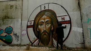 En Russie, un collectif de graffeurs peint des icônes religieuses sur les murs de Moscou