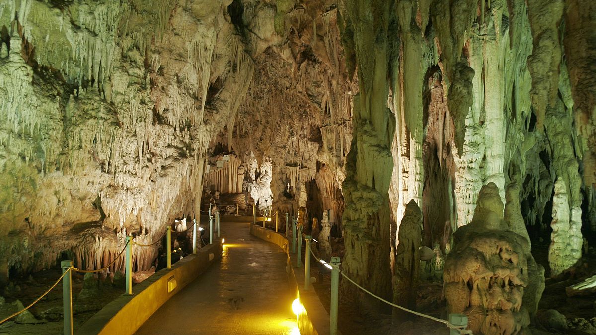 Ένα από τα ωραιότερα σπήλαια της Ελλάδας, φανταστικό σε ομορφιά και διάκοσμο είναι το σπήλαιο Αλιστράτης Σερρών. Ένα σπήλαιο που η γένεση του ξεκίνησε πριν από 2000.000 χρόνια